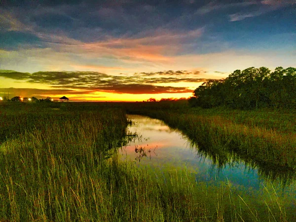 Atardecer Estuario Hierba Pantanosa Con Nubes Colores Que Reflejan Arroyo — Foto de Stock