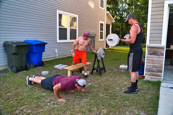 Antrenör Corona karantinasında vücut geliştiricilerine yardımcı oluyor.