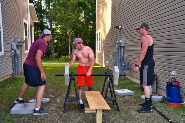 3 genç sporcu Corona karantinasında spor yapmaya hazırlanıyor.