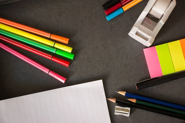 Terug naar school_School supplies voor een nieuwe start Stockfoto