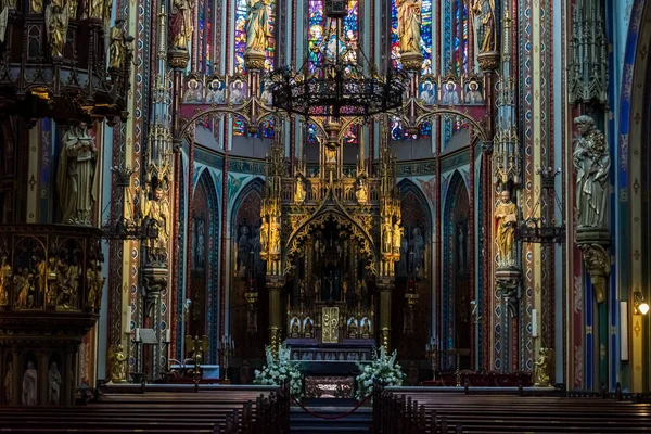 Frente de uma igreja gótica interior — Fotografia de Stock