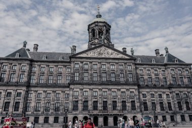 Amsterdam / Niederlande / 18 Temmuz 2019: Eski bir tarihi binanın büyük taş cephesi