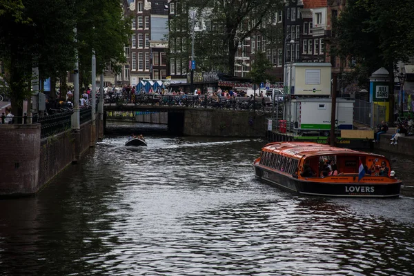 Amsterdam / Niederlande / 18 de julio de 2019: Hermosa vista de un canal en Ámsterdam — Foto de Stock