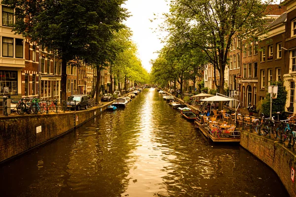 Amsterdam / Niederlande / 18 de julio de 2019: Verano de oro en los canales de Ámsterdam — Foto de Stock