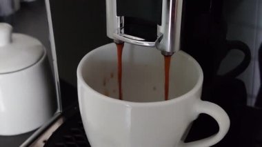 Kahve makinesinde kafe yapıyorum.