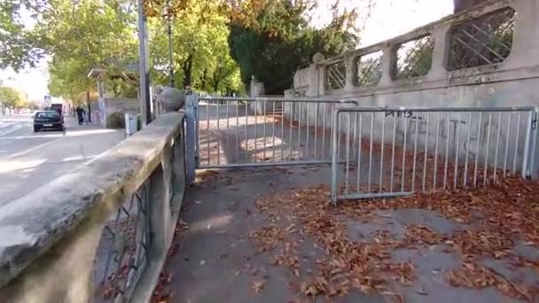 Entrando Nel Parco Sul Vicolo — Video Stock