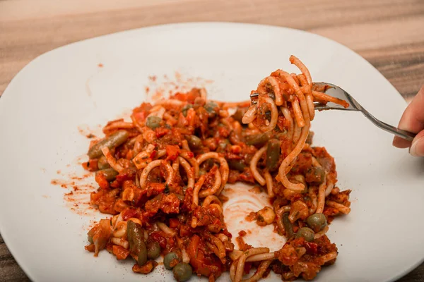 配上意大利风格的红酱和蔬菜的意式意大利面 — 图库照片