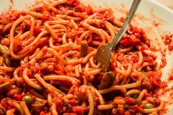 Close Espaguete Saboroso Preparado Com Molho Vermelho — Fotografia de Stock