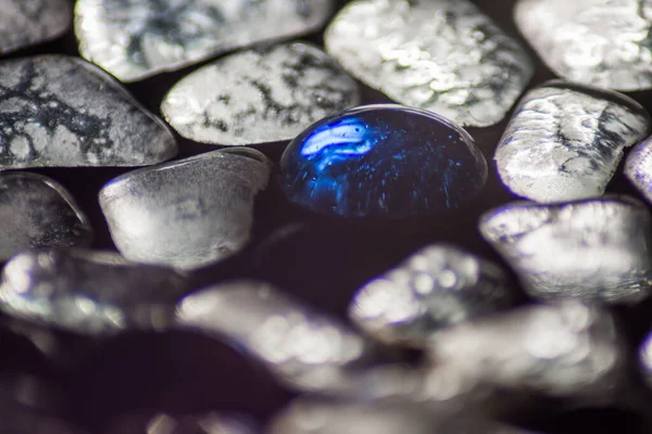 Foco Pedra Azul Entre Outras Pedras Brancas Feitas Vidro — Fotografia de Stock