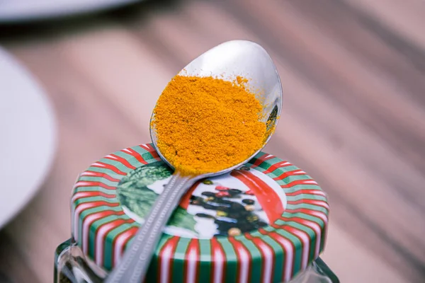 Partie Exacte Épice Orange Indienne Sur Une Cuillère Métal — Photo