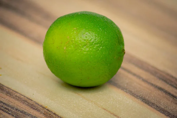 Fresh Green Lime Siting Wooden Table — Stock Photo, Image