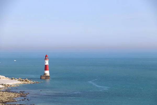 Okyanuslardaki deniz feneri ve mavi gökyüzü