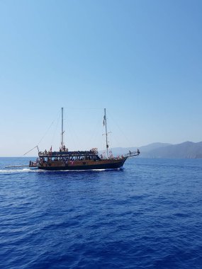 Korsan gemisi denizlere, manzaralara, dağlara yelken açar.