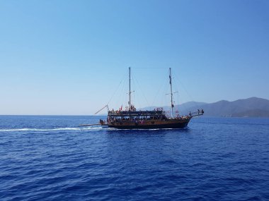 Korsan gemisi denizlere, manzaralara, dağlara yelken açar.