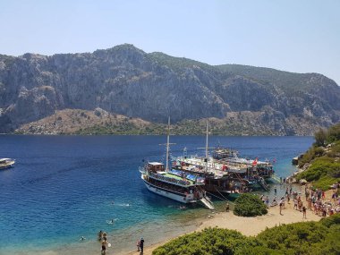 Kıyıya yakın gemi, sahil, dağlar, mavi gökyüzü ve deniz, körfez, deniz manzarası