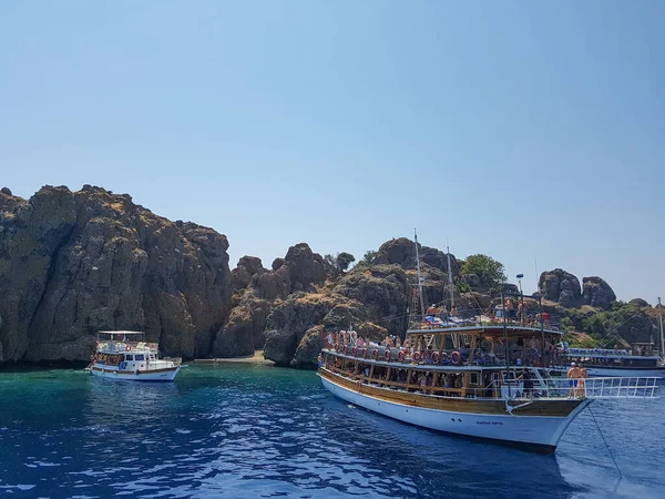 Kıyıya yakın gemi, sahil, dağlar, mavi gökyüzü ve deniz, körfez, deniz manzarası