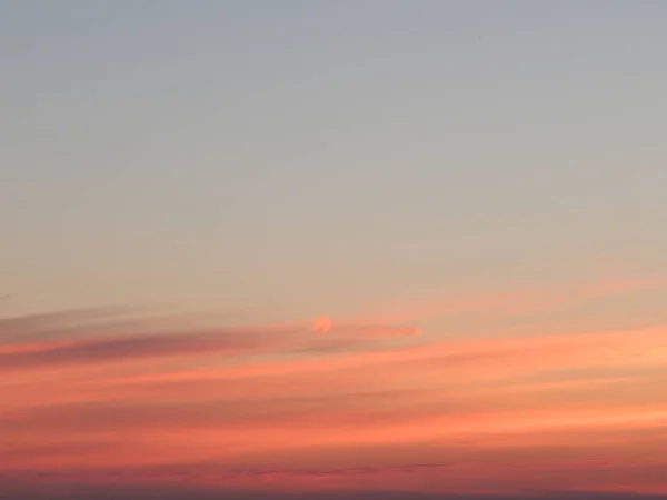 Gökyüzündeki renkli bulutlar, günbatımı