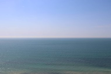 Güzel deniz manzarası, mavi gökyüzünün arka planında okyanus ufku.