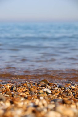 kumsal ve okyanus, mavi gökyüzü ve küçük taşlar
