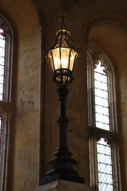 Parlak ışıklı klasik metal fenerler.