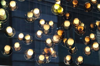 Parlak sarı ışıklar, camdaki yansımalar.