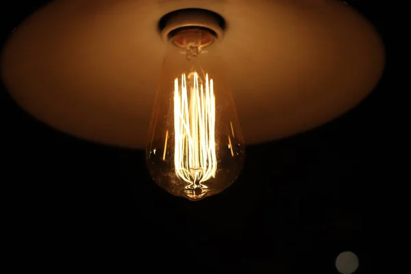 Siyah arkaplanda parlak sarı ampuller