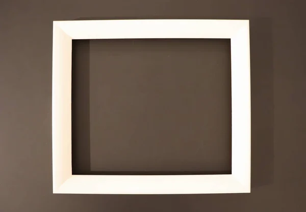 Kahverengi arkaplanda beyaz çerçeve, izole