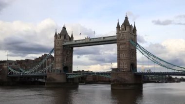 Zaman kulesi köprüsü, Thames taşımacılığı ve hareket halindeki bulutlar.