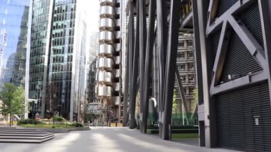 Cam ofis binaları arasındaki sokak