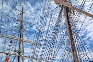 bir direk deniz bir bira bardağı ve sinyal bayrakları mavi gökyüzü karşı parçası