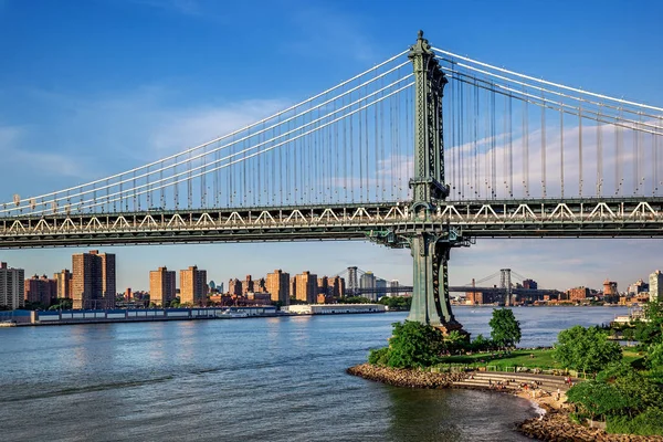 Fragment Einer Manhattan Brücke Vor Dem Hintergrund Eines Hellen Himmels — Stockfoto