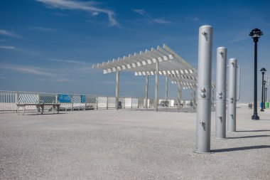 donatılması plaj sahil şeridi tenteler gölge ve dinlenme