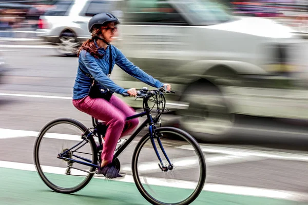 Persone Attive Bicicletta Città Carreggiata Movimento Sfocatura — Foto Stock