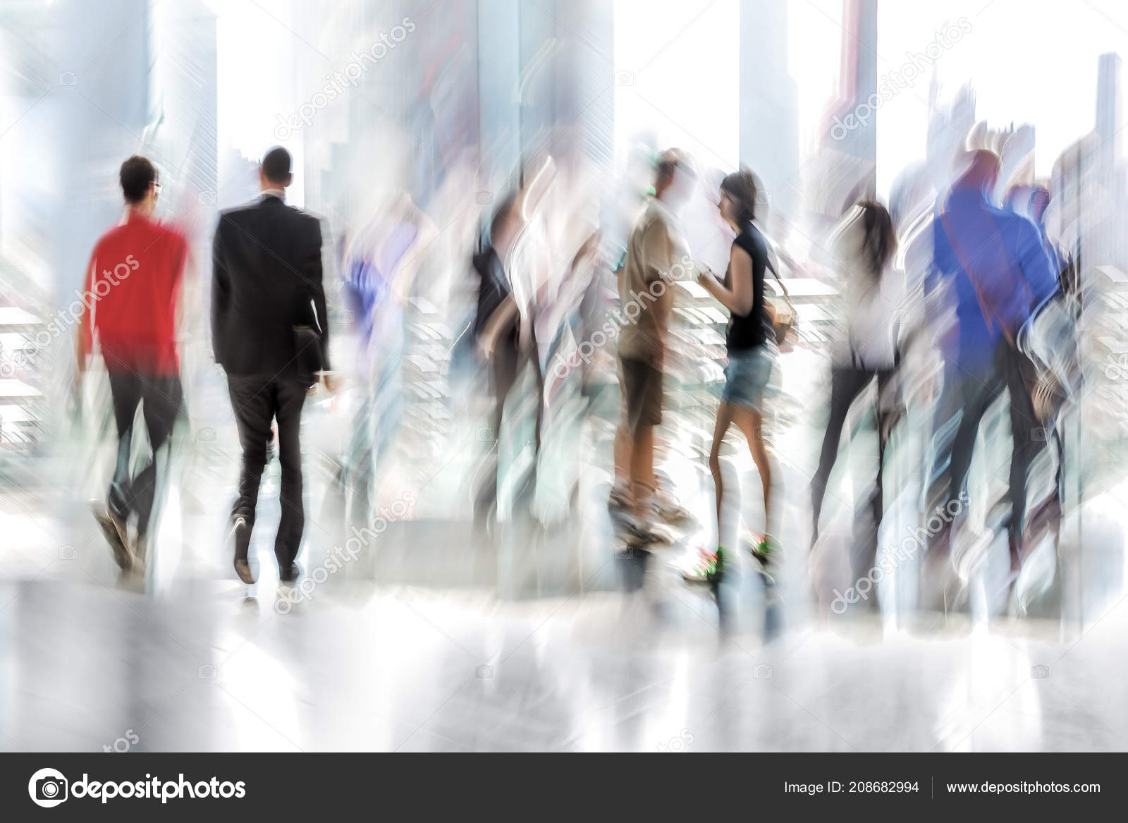 背景がぼやけている現代のビジネスセンターのロビーにいる人々の抽象的なイメージです ストック写真 C Bluraz1