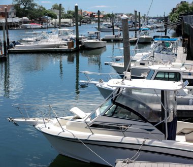 Özel yat ve tekneler limanda