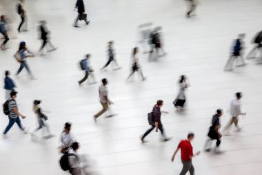 insan bir arka plan bulanık ve tek renkli mavi makamı ile bir modern iş merkezinin lobide soyut resim