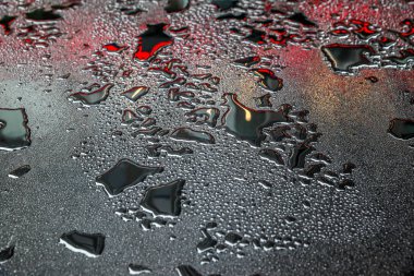 şehir ışıkları yağmurlu havalarda parlak renkli yansıması