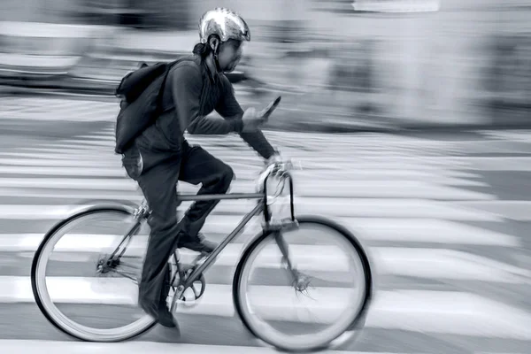 Livraison Sur Vélo Dans Circulation Sur Route Ville Flou Mouvement — Photo