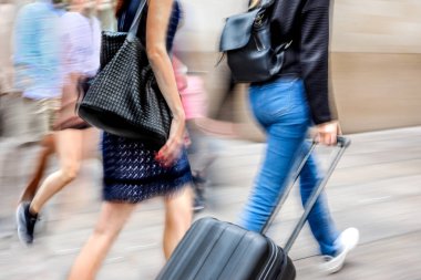 Sokaktaki iş adamlarının soyut görüntüsü ve bulanık bir geçmişi olan modern tarz.