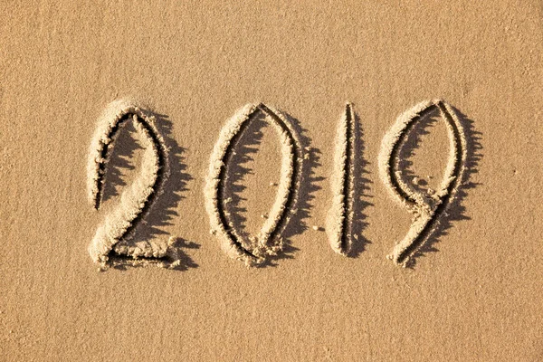 砂に書かれた新しい年 2019 — ストック写真
