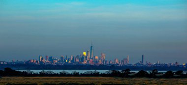 Su manzarası ve arka planda New York şehri manzarası