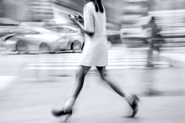 Sokaktaki iş adamlarının soyut görüntüsü ve bulanık bir geçmişi olan modern tarz.