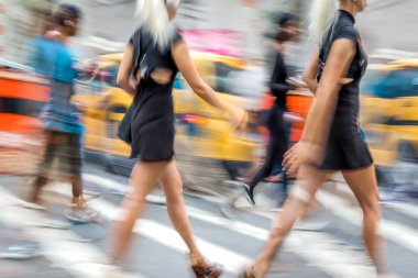 Şehirde alışveriş yapan insanlar bulanık