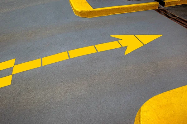 道路表面の黄色方向矢印記号を — ストック写真