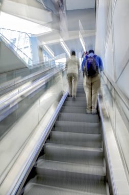 Bulanık resim insanlara bir yürüyen merdiven