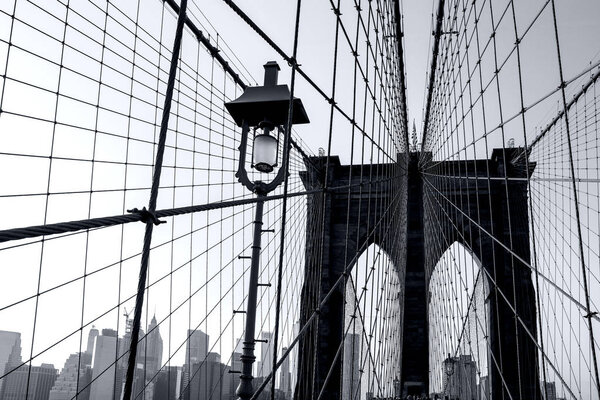 Фрагмент Бруклинского моста в Нью-Йорке
