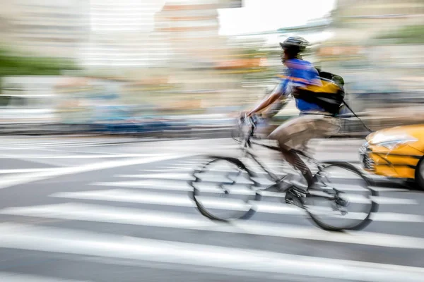 Lieferung Auf Dem Fahrrad Verkehr Auf Der Stadtautobahn Bewegungsunschärfe — Stockfoto