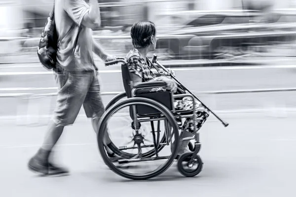 Movimiento Borroso Discapacitado Una Calle Ciudad Tonalidad Azul Monocromo — Foto de Stock