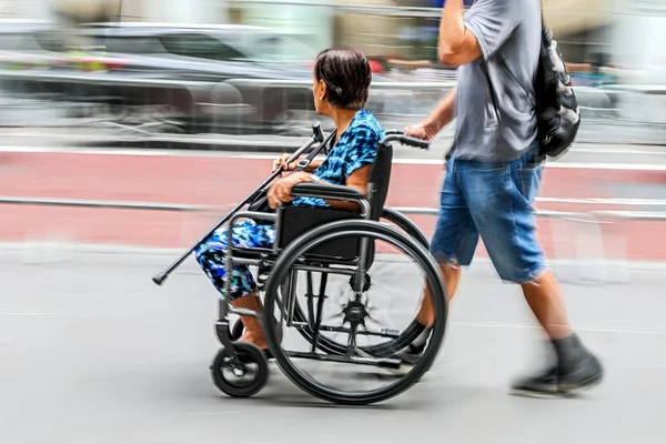 Movimento Sfocato Disabilitato Una Strada Della Città — Foto Stock