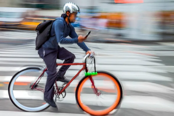 都市道路モーションのトラフィックで自転車で配達のぼかし — ストック写真